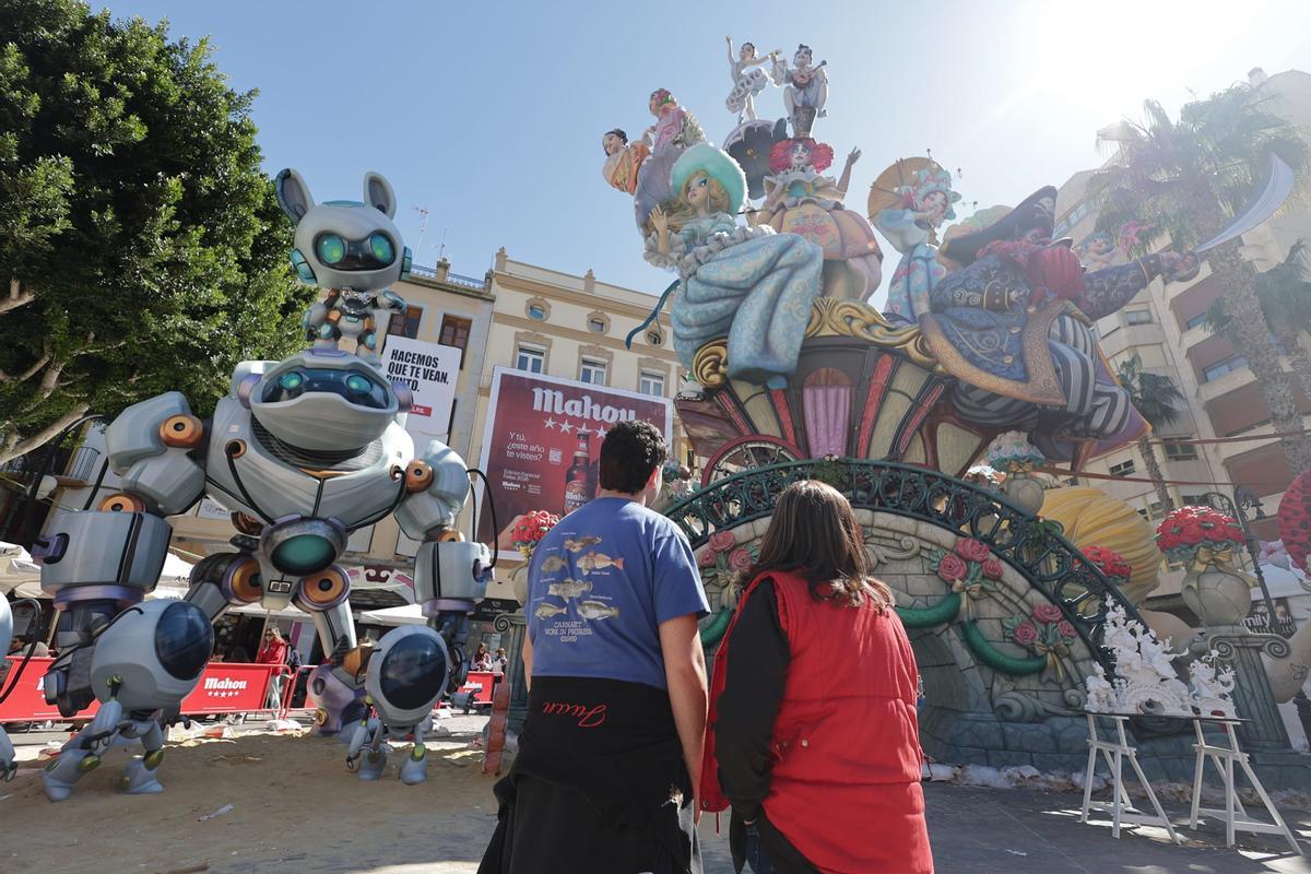 Falla de la comisión Plaça Major, obra de Palacio i Serra.