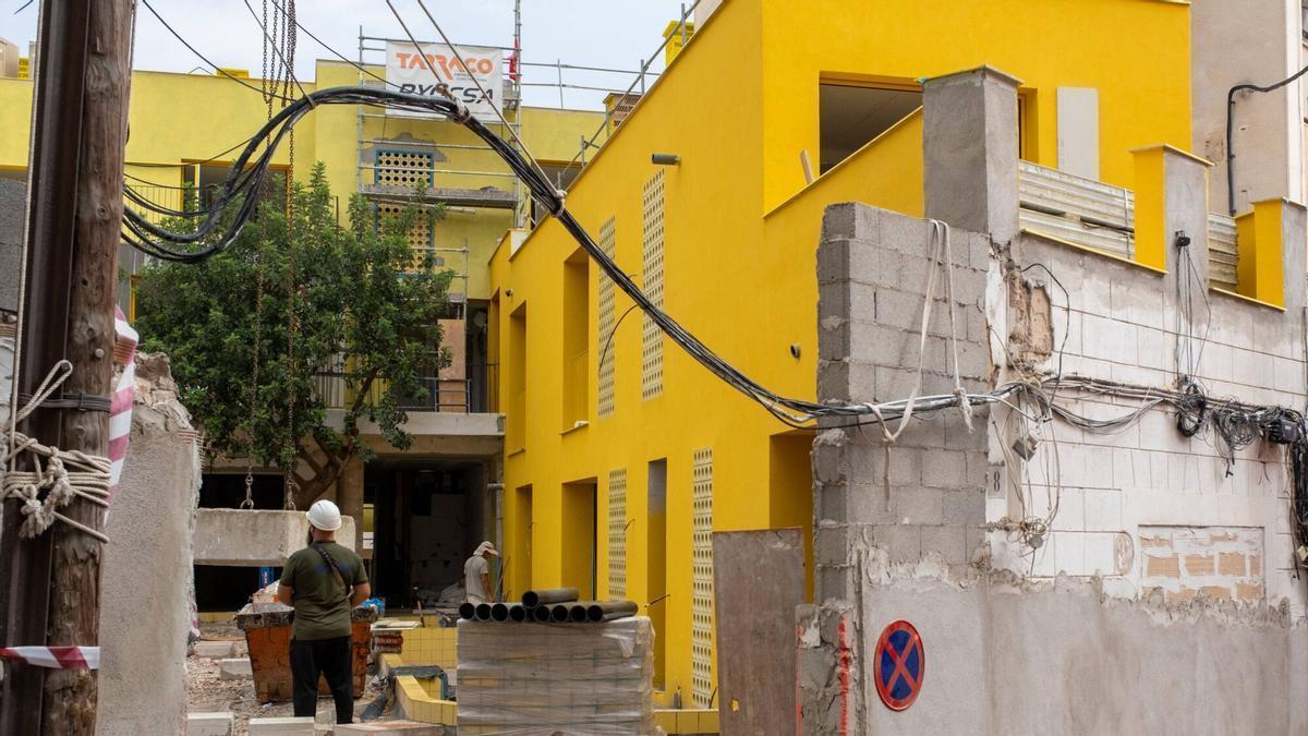 El edificio amarillo de la calle Bellver, en la recta final de la obra.