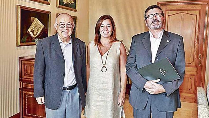 Tomeu Català, Francina Armengol y Jesús Mullor en el Consolat.