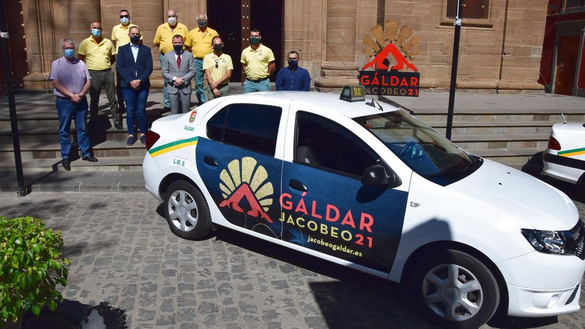 Los taxistas de Gáldar junto al alcalde, Teodoro Sosa, y otros concejales en la presentación de la promoción del Año Jacobeo.