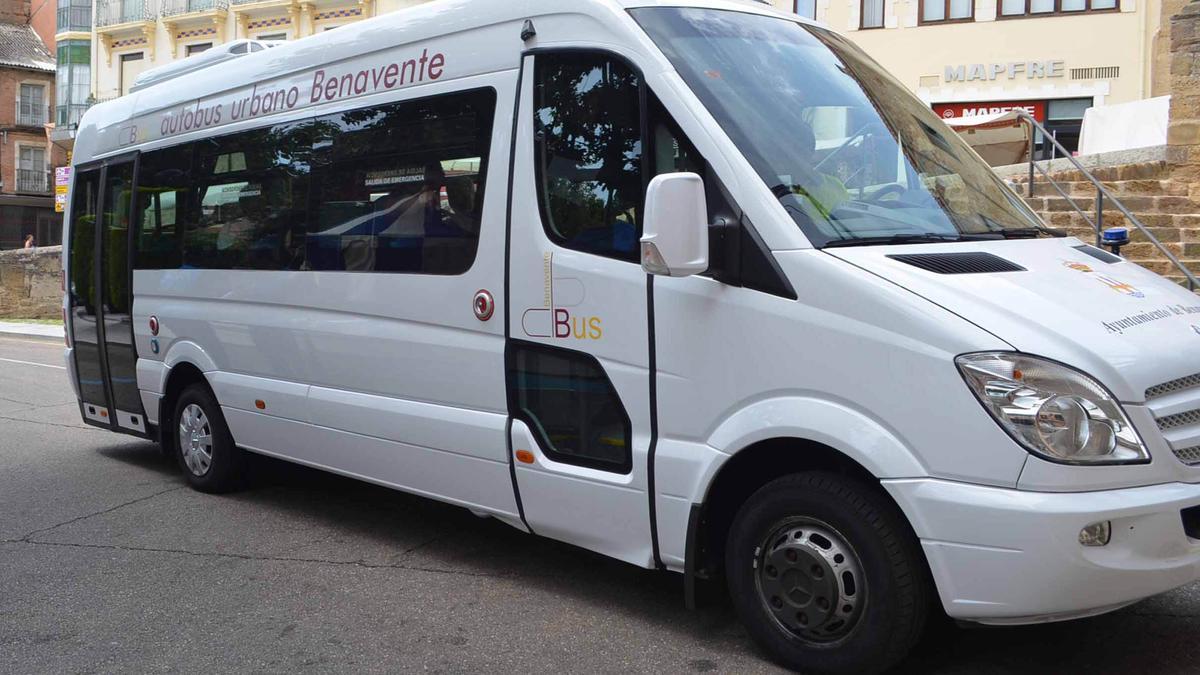 Autobús urbano de Benavente. / E. P.