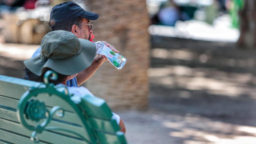 Dos personas se resguardan del calor en Canarias.