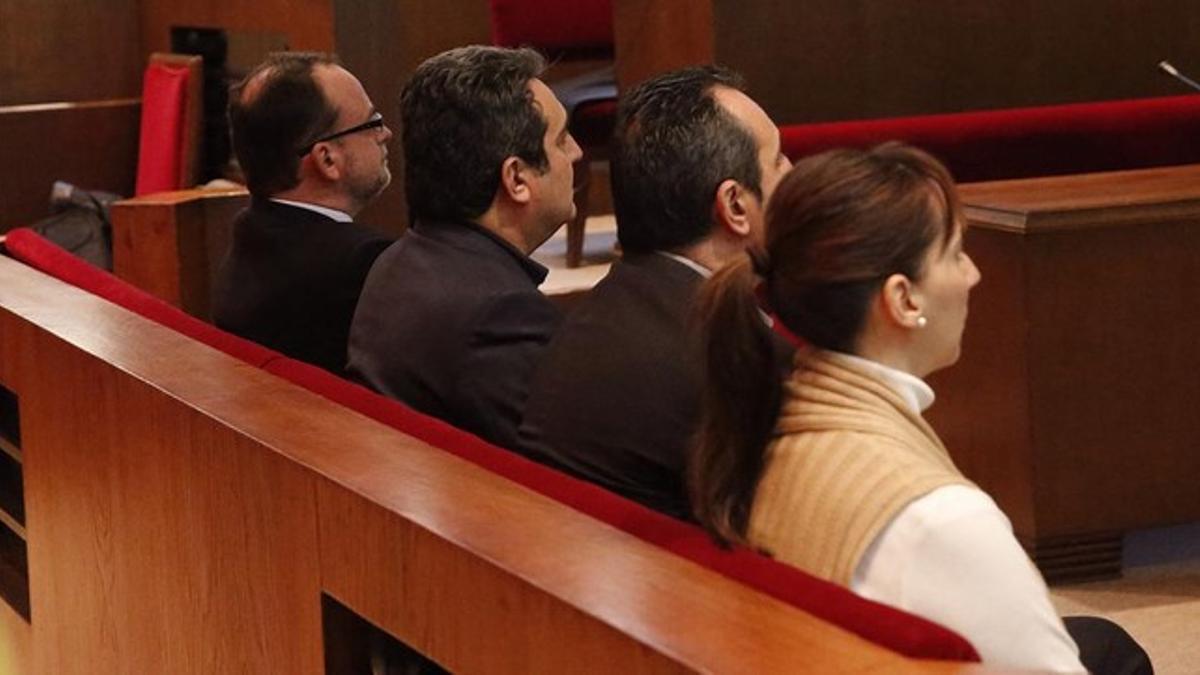 De izquierda a derecha, Daniel Fernández, Manuel y Francisco Bustos y María Elena Pérez, este miércoles, 28 de enero, en el juicio por el 'caso Mercuri'.