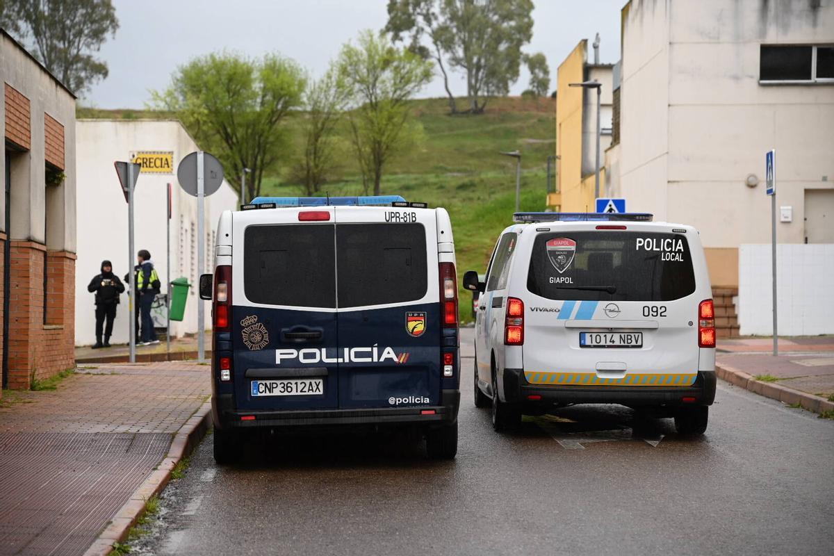 La Policía Nacional durante un registro en la calle Grecia del Cerro de Reyes.