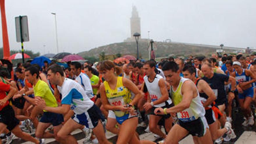 Participantes en una anterior edición de la carrera popular Torre de Hércules. / Carlos Pardellas