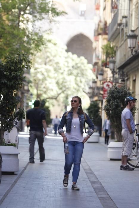 Bicis y peatones toman la calle Serranos.