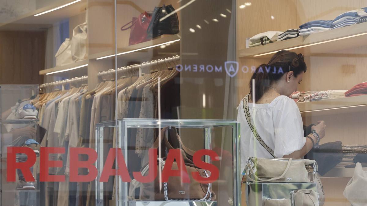 Rebajas en una tienda de Álvaro Moreno.