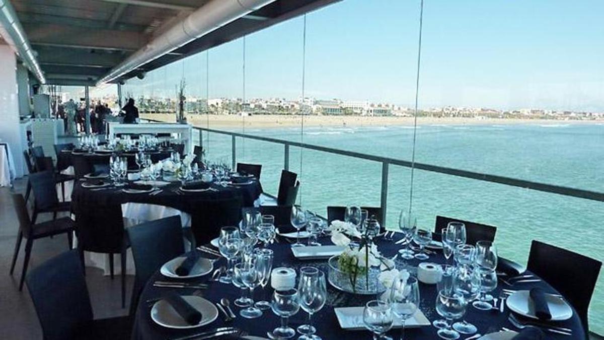 Un restaurante con vistas al mar.