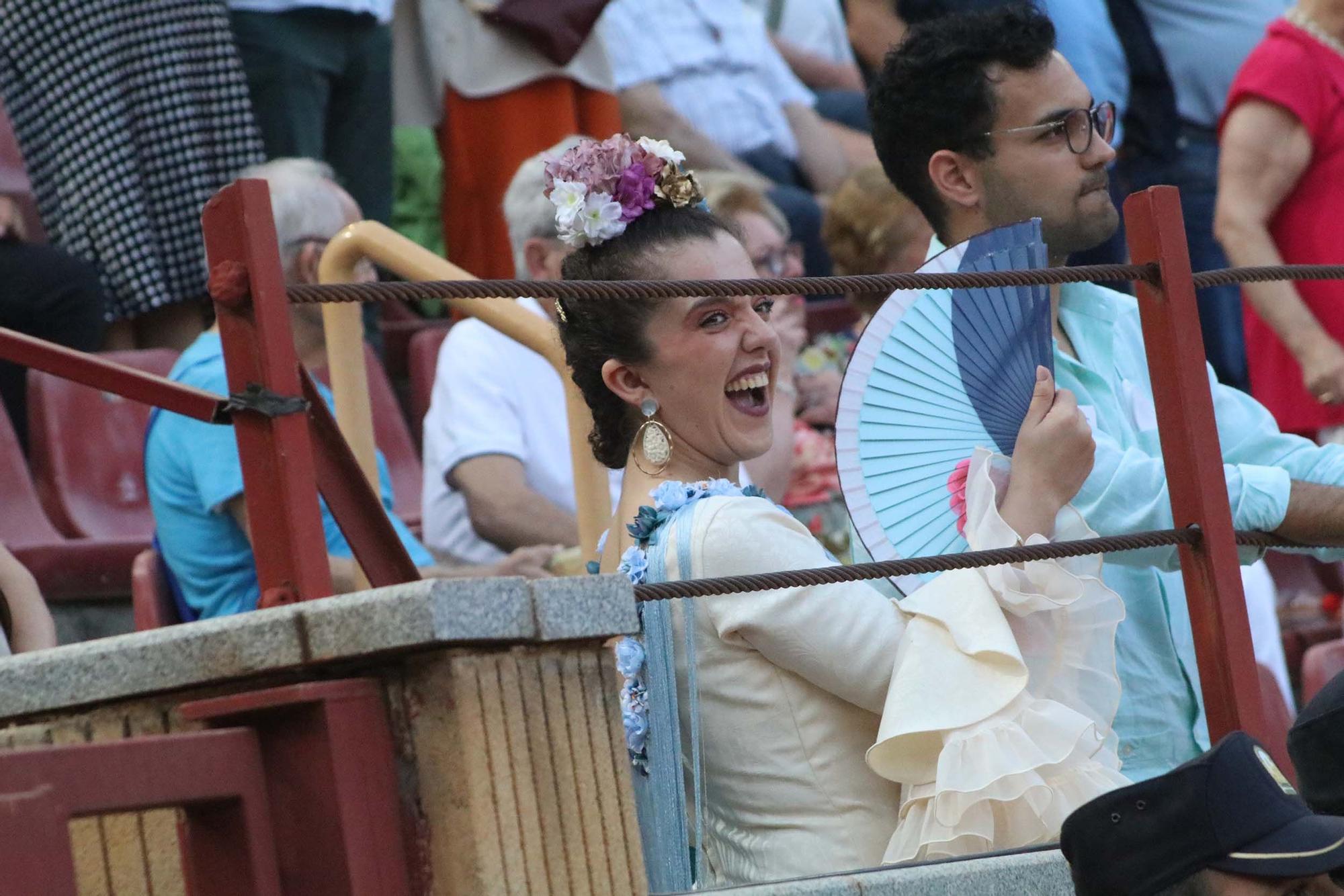 Los aficionados en el último espectáculo taurino de la Feria