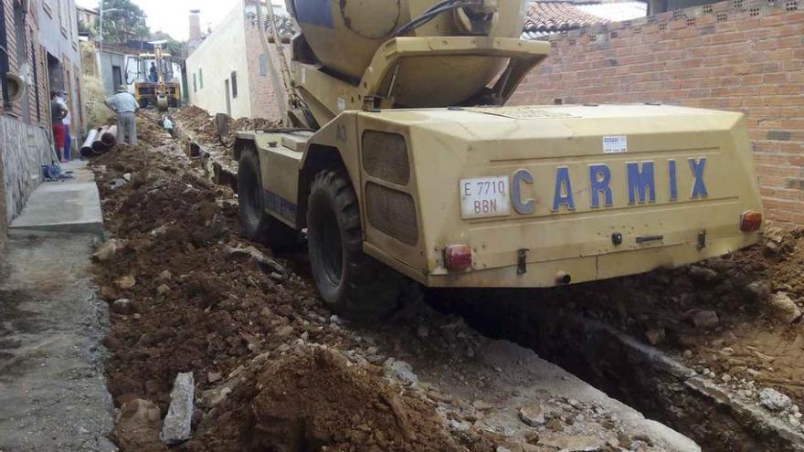 Trabajos de renovación de tuberías en Morales de Rey.