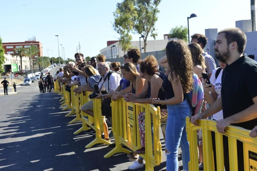 Gran expectación a las puertas del centro