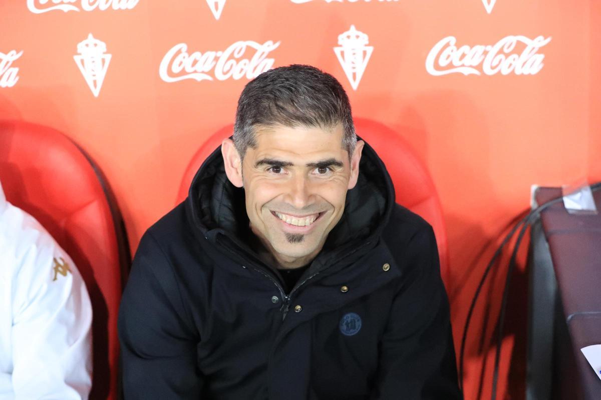 Antonio Hidalgo, en el banquillo del Molinón.