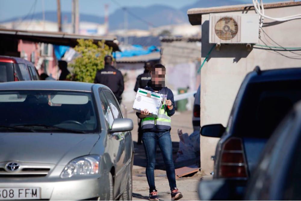 Beamte der Nationalpolizei haben am Mittwochmorgen (7.3.) mit Hausdurchsuchungen in mehreren Orten begonnen. Im Rahmen der Operation "Nitrato" werden Wohnungen in den Vierteln Son Ferriol und el Rafal in Palma de Mallorca sowie Llucmajor inspiziert.