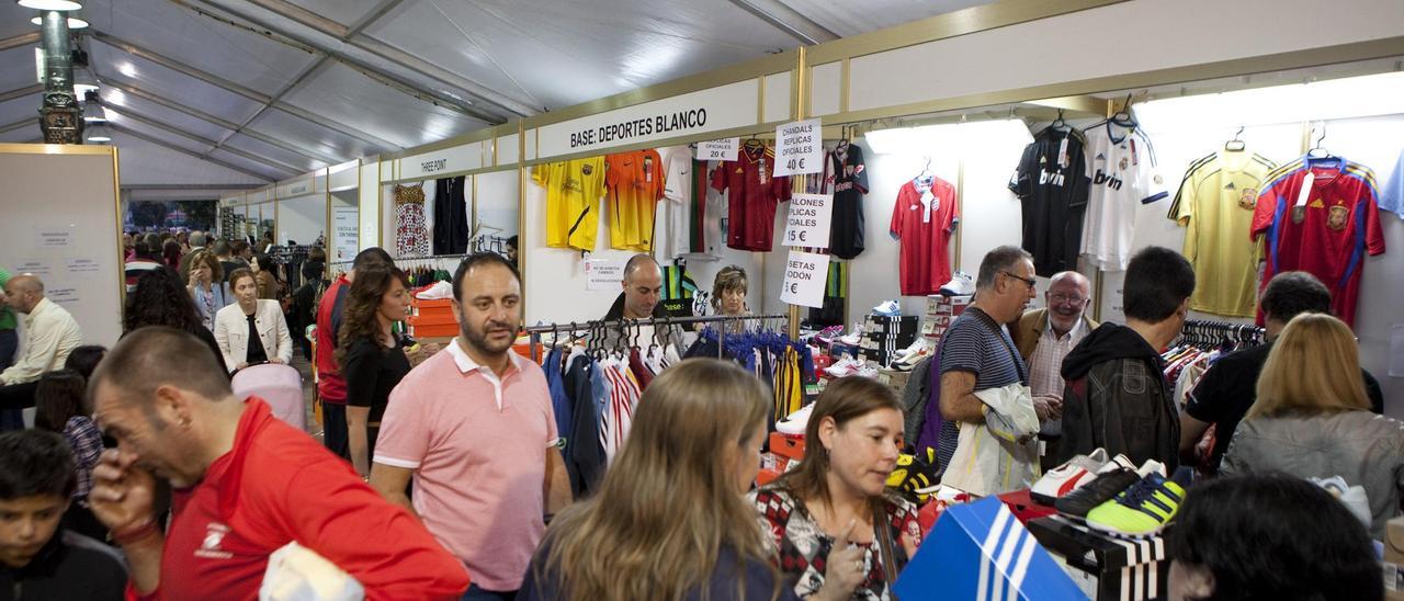 Desarrollo de una feria del stock de Acoiván en una carpa.