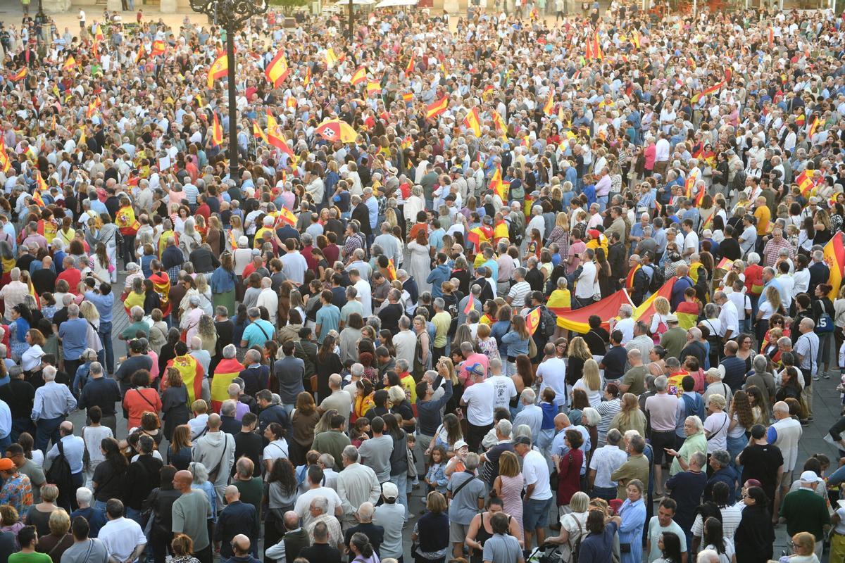 Entre los gritos más repetidos en la tarde de este miércoles estuvieron «Ceuta no se vende, Ceuta se defiende», «Ceuta aguanta, España se levanta» e «Invasores, expulsión».