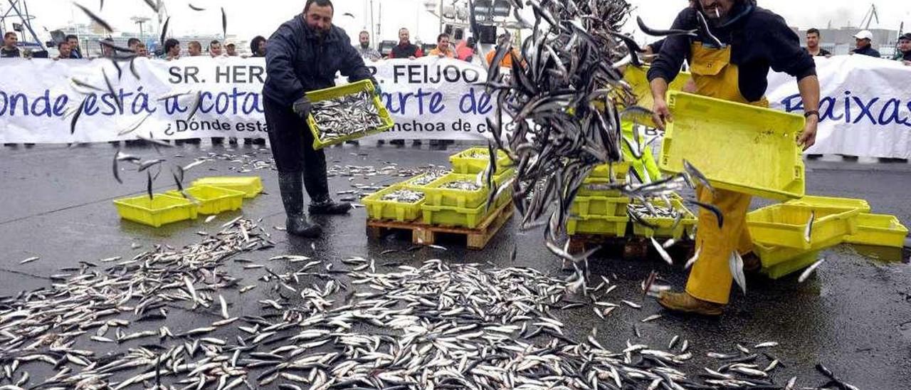 Protesta de marineros del cerco en 2015 lanzando anchoa por falta de cuota. // Víctor Echave