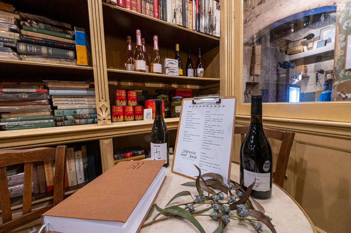 Barcelona 10/12/2025 Barcelona. La antigua propietaria de la librería, Cristina Riera, y su sucesor al frente del negocio, Rafa Serra. Reapertura librería Sant Jordi. AUTOR: MANU MITRU