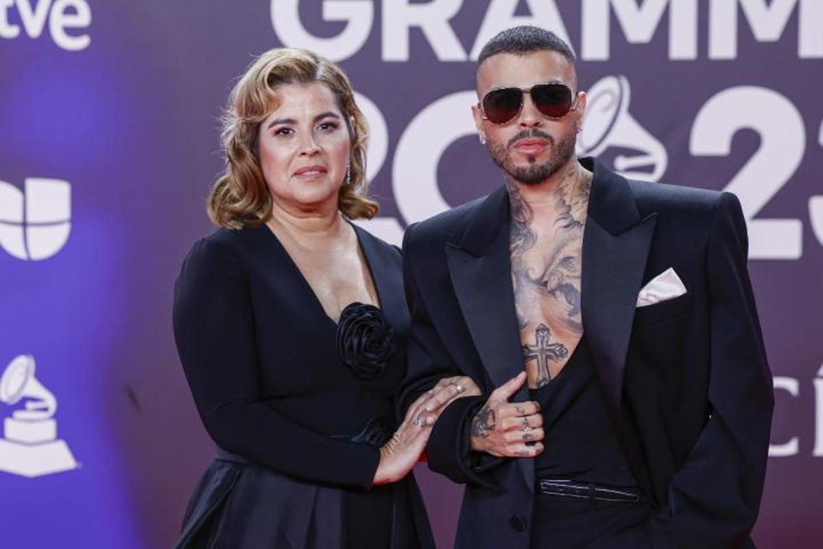 Rauw Alejandro en los Latin Grammy junto a su madre