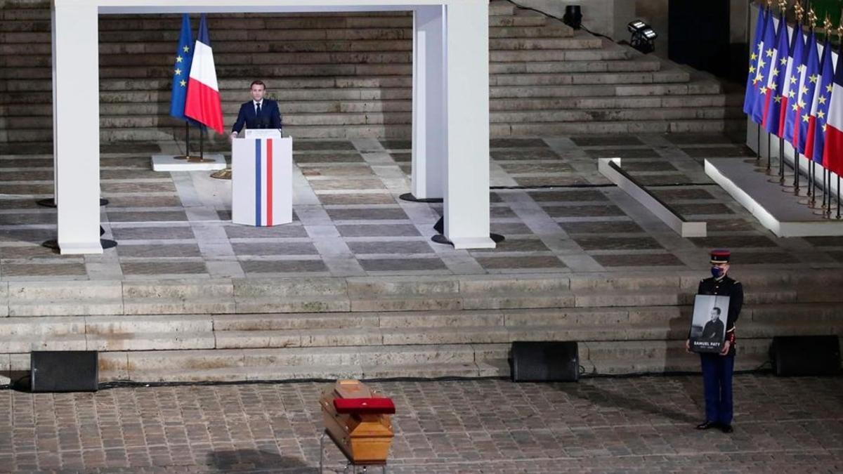 zentauroepp55521052 french president emmanuel macron delivers a speech in front 201027175731