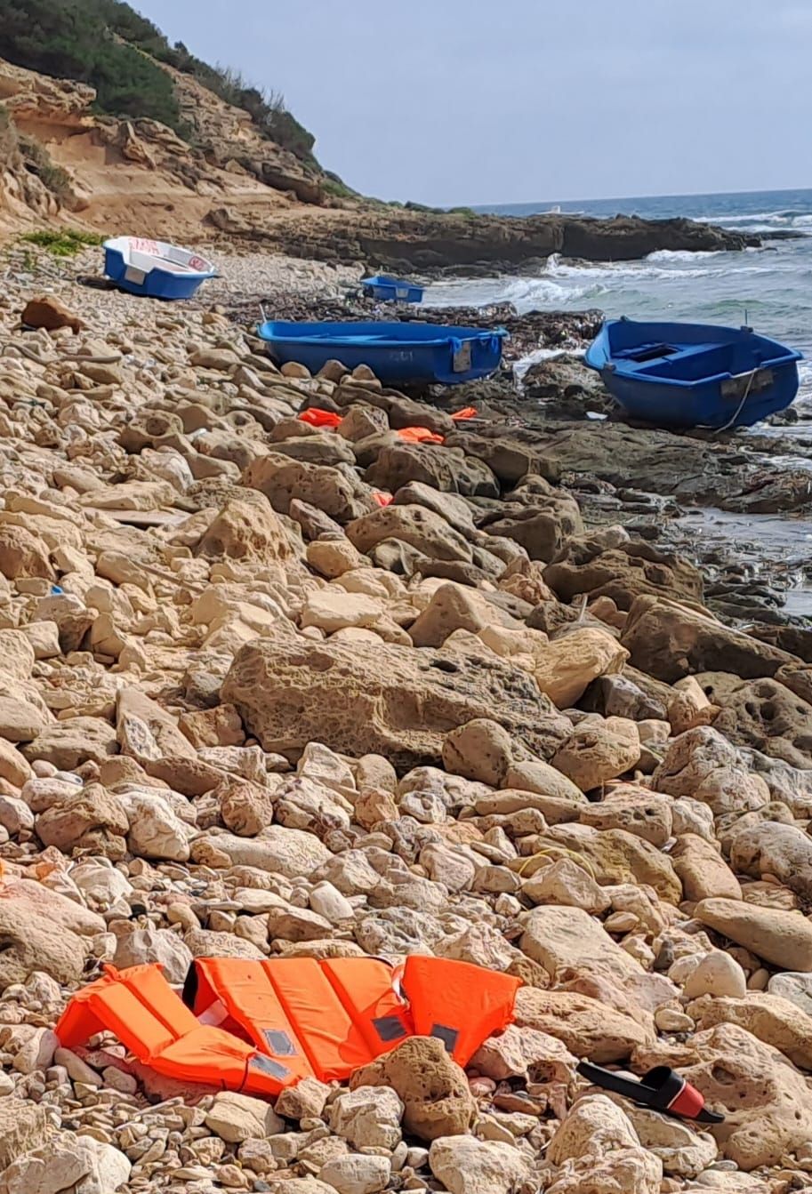 Retiran tres pateras abandonadas en Formentera