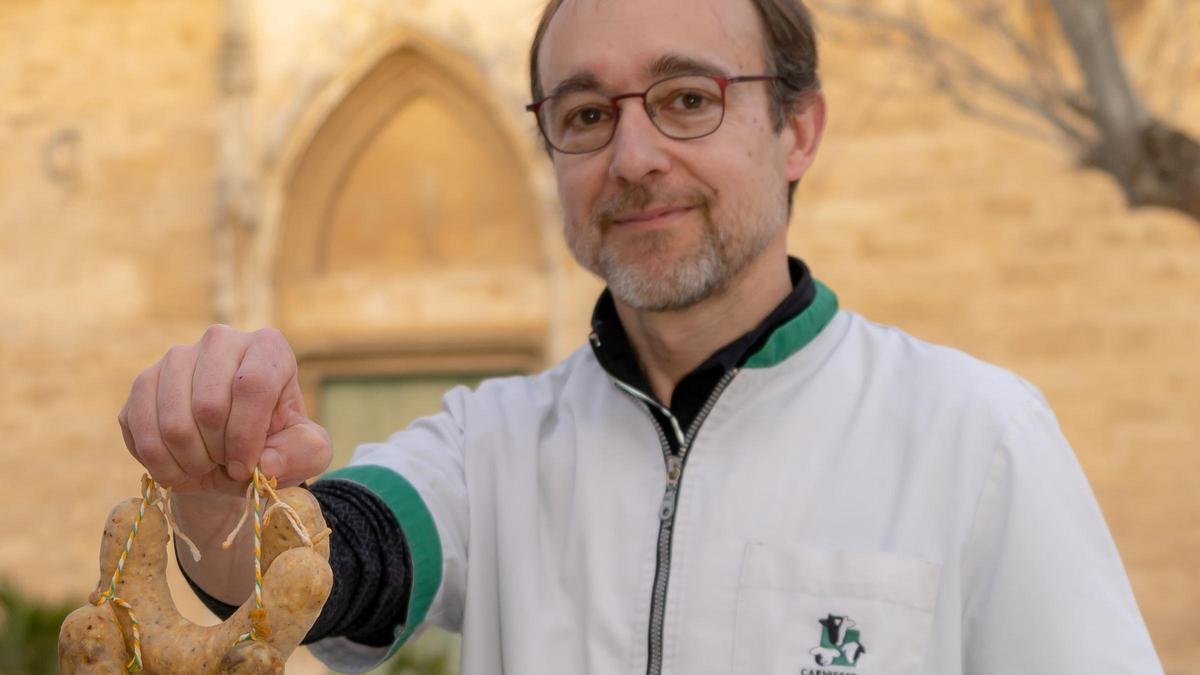 Xavier Alemany (Carnisseria Alemany, Girona), con las piezas con las que ha ganado el primer premio en la categoria de 'Botifarra d'Ou Singular': lleva salsifís y alcachofas.