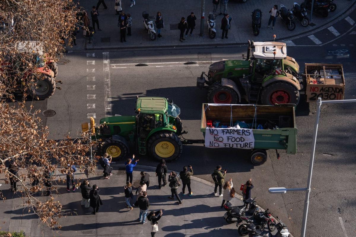 Tractores circulando por la Gran Via de Barcelona