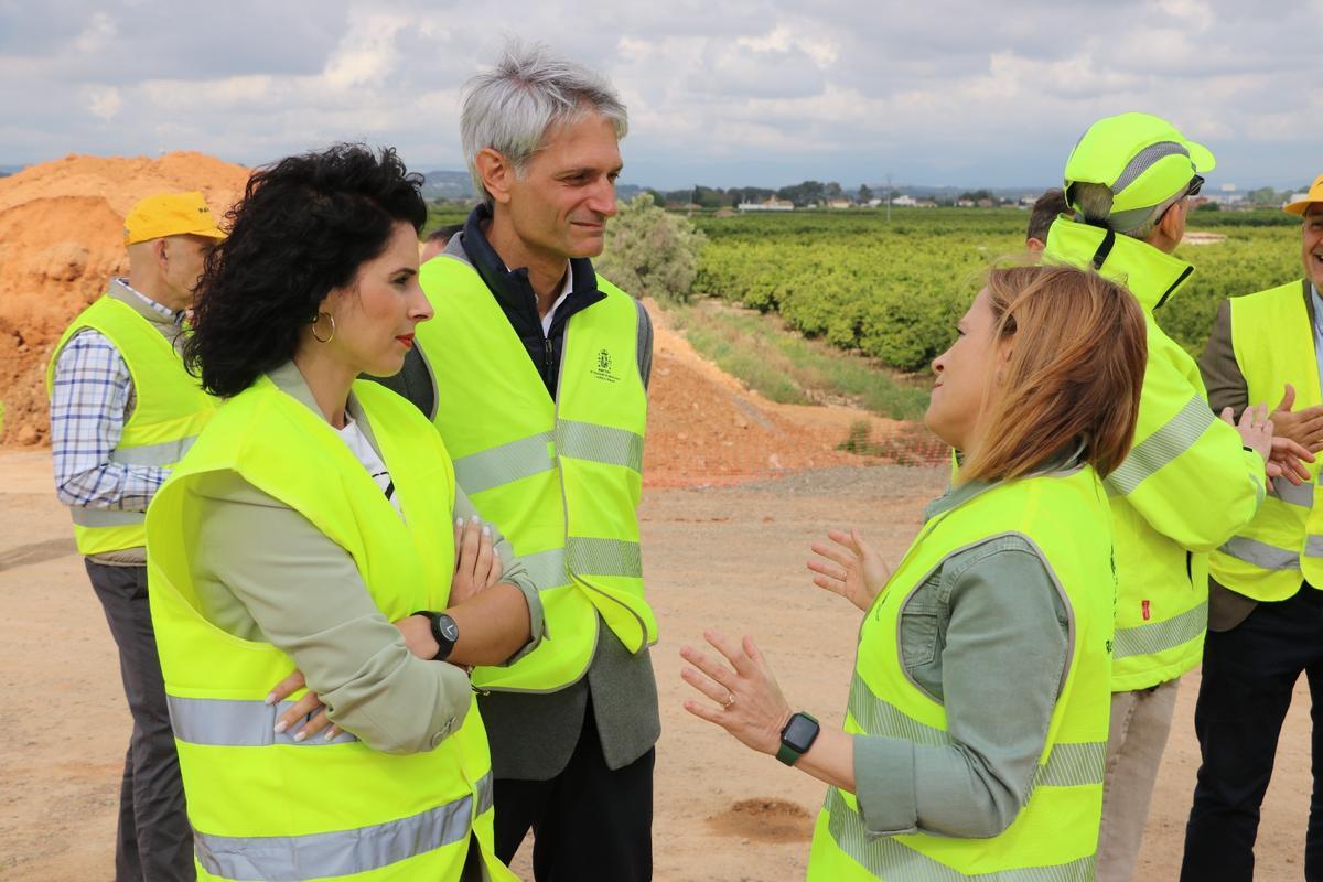 Pilar Bernabé y Cristina Mora durante la visita a las obras, este miércoles.