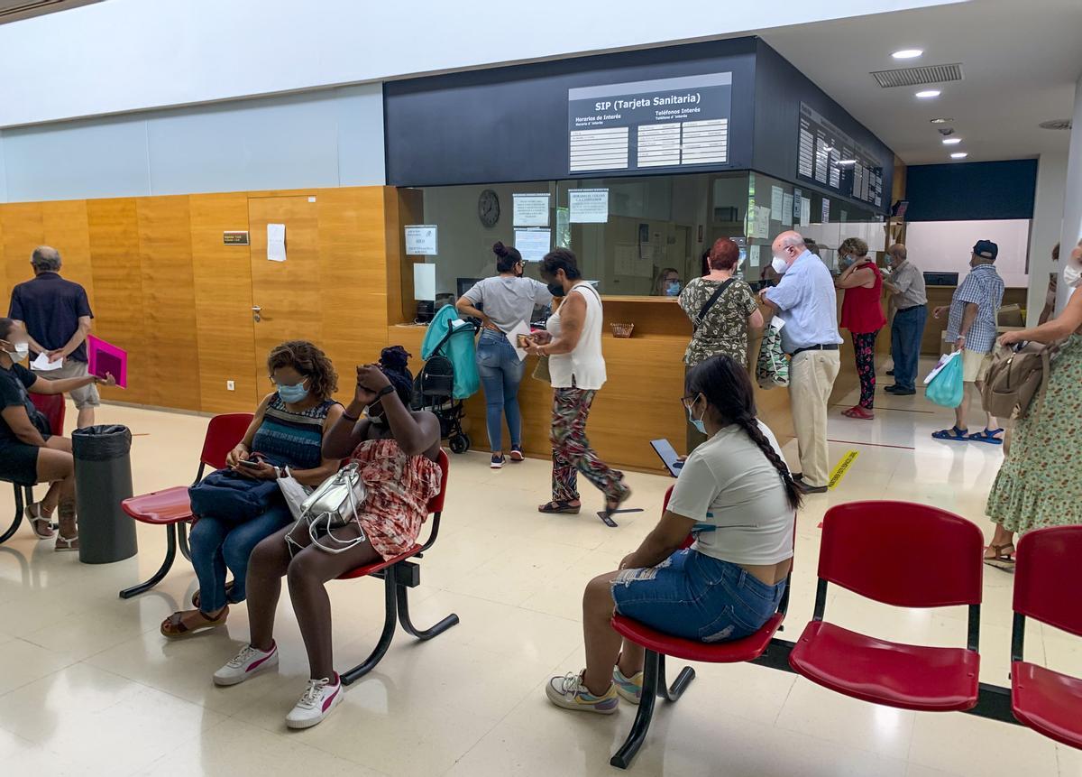 Pacientes esperando en un centro de salud de Alicante.