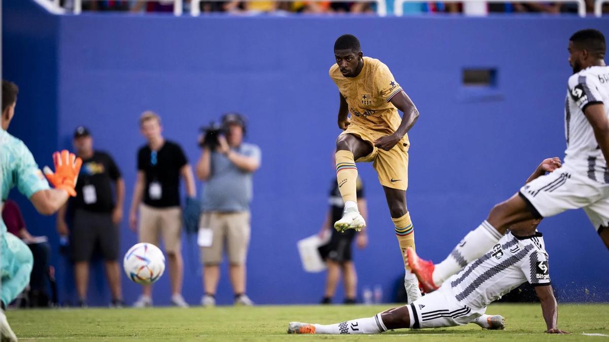 Dembélé dispara al marco de la Juventus pese a la oposición de Alex Sandro.