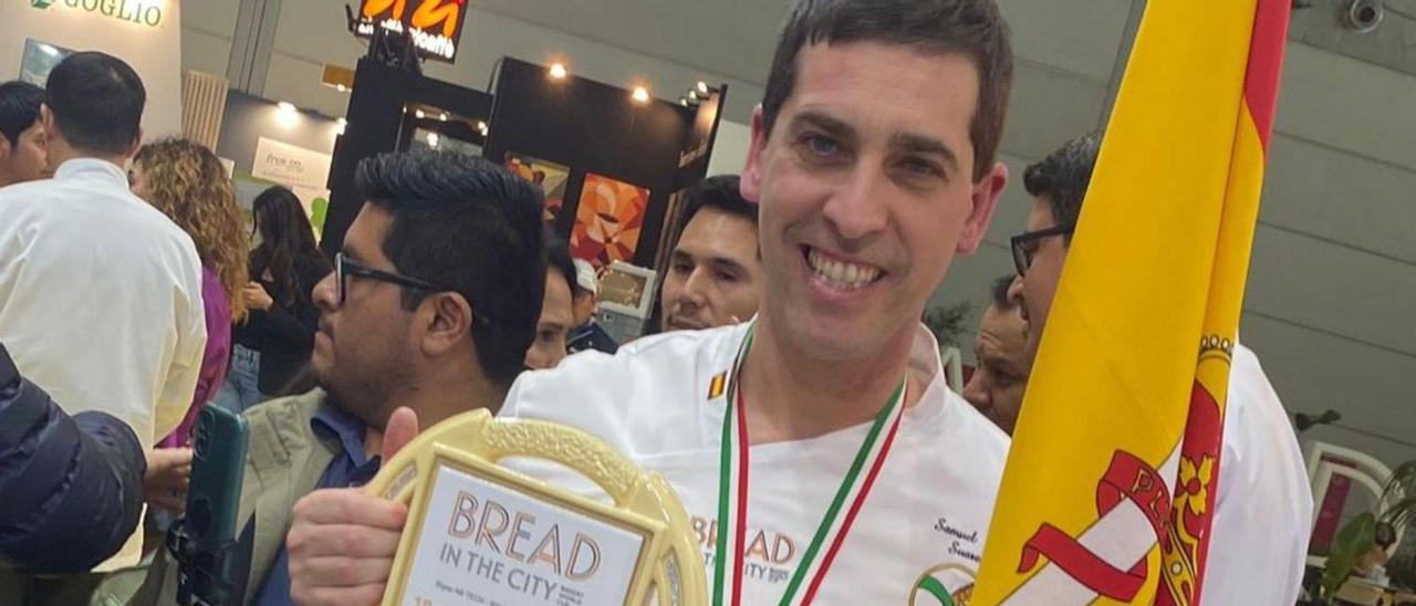 Samuel Suárez, en Rimini, con la copa de campeón mundial de panadería. / | / S. S.