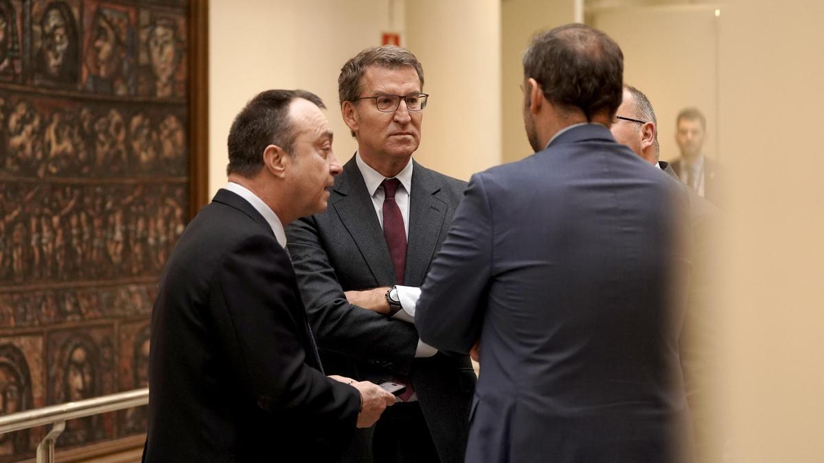 Alberto Núñez Feijóo, este miércoles en el Senado, habla con parlamentarios y asesores del PP.