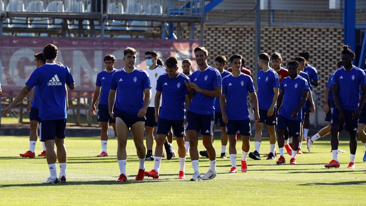 Varios futbolistas del Real Zaragoza, antes de un entrenamiento en la Ciudad Deportiva.