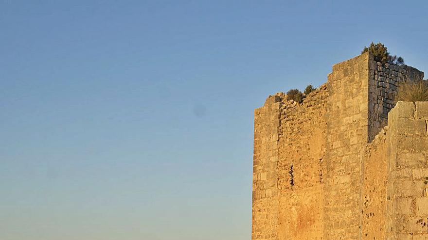 La torre mayor del Castillo se eleva sobre 
el embalse de Cortes de Pallás.