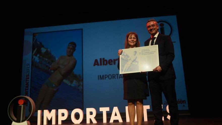 Diego García-Esteller Sánchez, de Caixabank, entrega el premio a la madre de Alberto, Ana María Murcia.