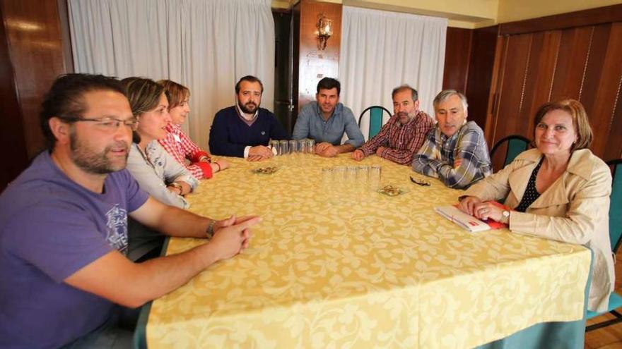 Medela, Procino, Varela, Cuiña, Casares, Aller, Fernández y Alonso eligieron el hotel Palacio para la primera negociación. // Bernabé/Gutier