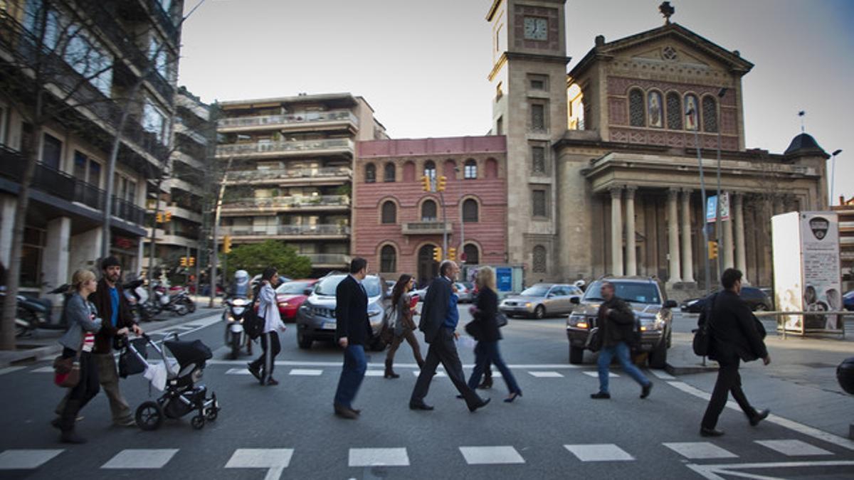 Paso de peatones en la confluencia de la plaza de la Bonanova y la calle Muntaner.