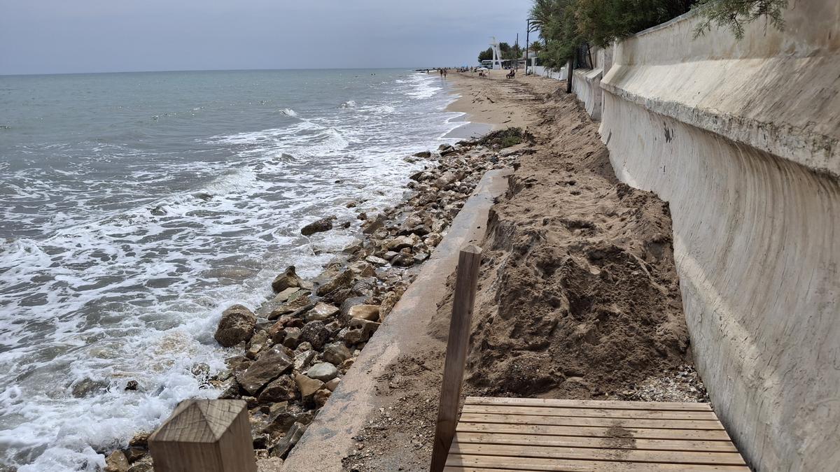 La mar s'ha engolit gran part de l'arena del pas que s'havia creat en este tram desaparegut de platja