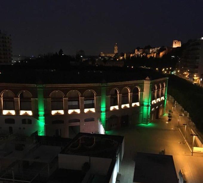 La Malagueta se ilumina para homenajear a los sanitarios