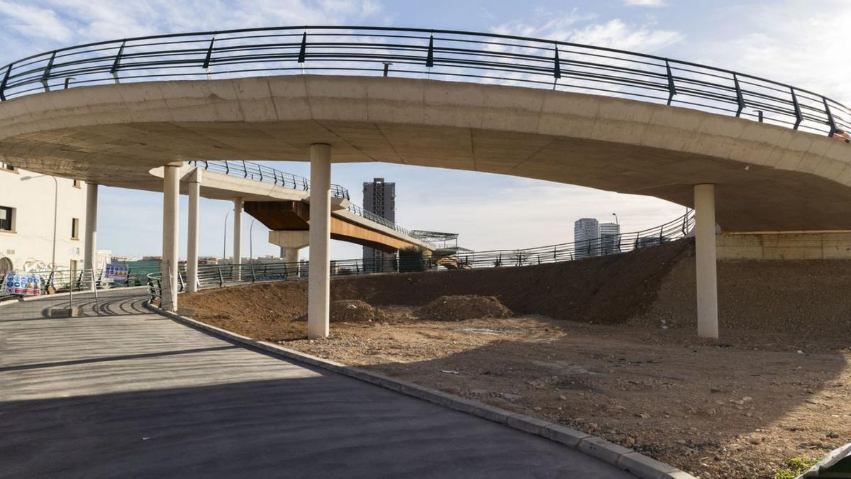 Rampa de acceso a la pasarela en la parte de San Marcelino. | GERMAN CABALLERO