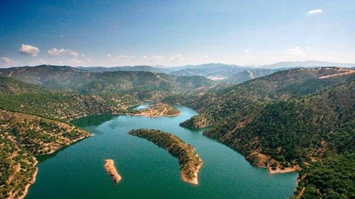 Vista del embalse de Bembézar y del parque natural de la Sierra de Hornachuelos.