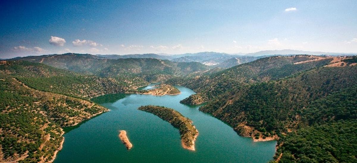 Vista del embalse de Bembézar y del parque natural de la Sierra de Hornachuelos.