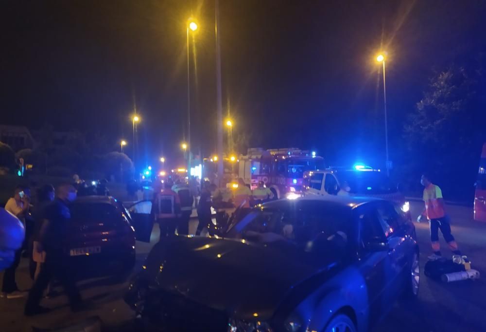 Aparatoso accidente entre dos coches en Gijón