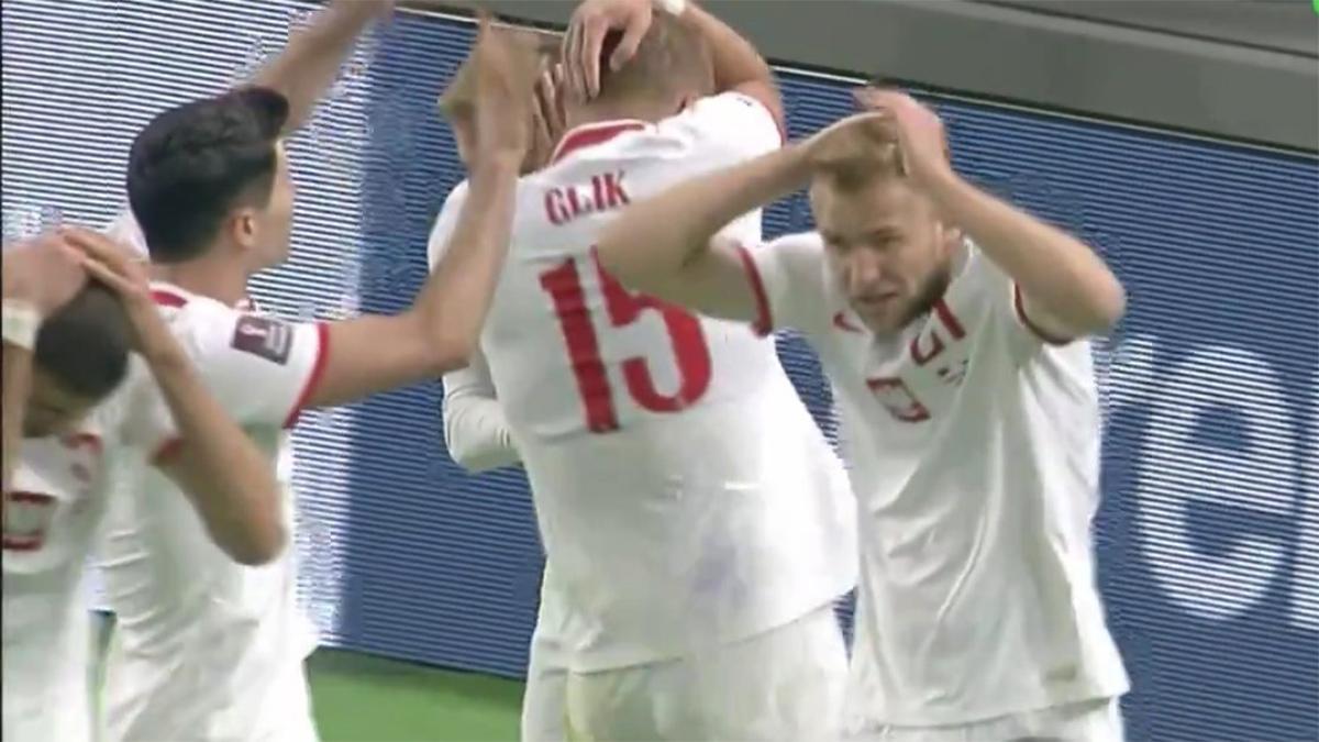 Los futbolistas polacos se tapan ante la lluvia de objetos por parte de aficionados albaneses
