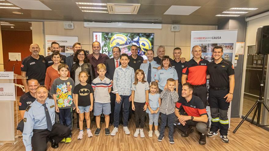 Un infant atès a la Llar Sant Joan de Déu de Manresa participa al calendari solidari de Bombers