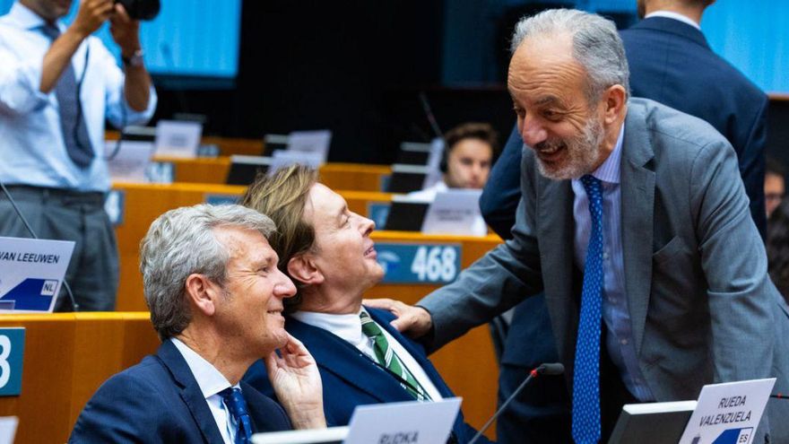 Rueda, sentado con el director xeral de Relacións Exteriores, Jesús Gamallo, conversa con el eurodiputado del PP Francisco Millán Mon, en el pleno del Comité de Regiones. | LOC