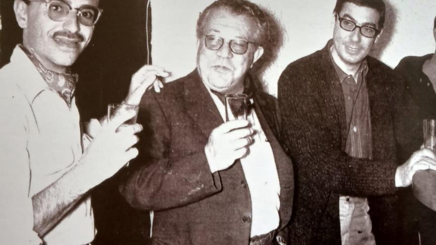 Josep Roselló, en medio, junto a Fernando-Guillermo de Castro (izquierda) y el guionista de cine Rafael Azcona en 1959.