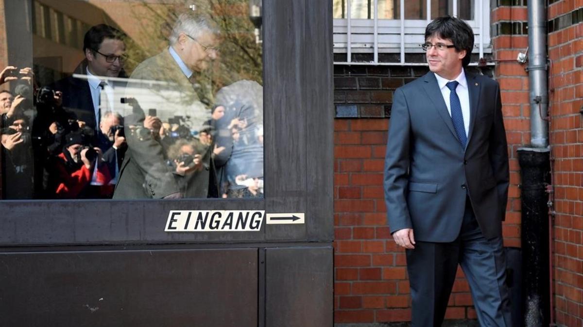 zentauroepp43445558 file photo  catalonia s former leader carles puigdemont look180629140250