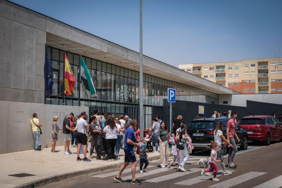 Imagen de archivo de familias recogiendo a sus hijos a la salida del colegio de Cerro Gordo, en Badajoz.