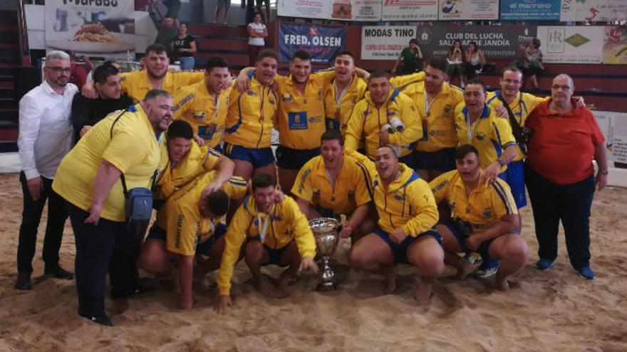 La selección de Gran Canaria festeja su título conquistado en Morro Jable.