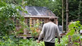 Vivir en una cabaña en medio del bosque y cultivar su propia comida: así es la vida de Anders Boisen, alejada del ruido y la ambición